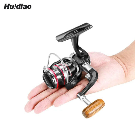 Huidiao Saltwater Spinning Reel 500-800 in hand, showcases compact design and 8KG max drag capacity for saltwater fishing.